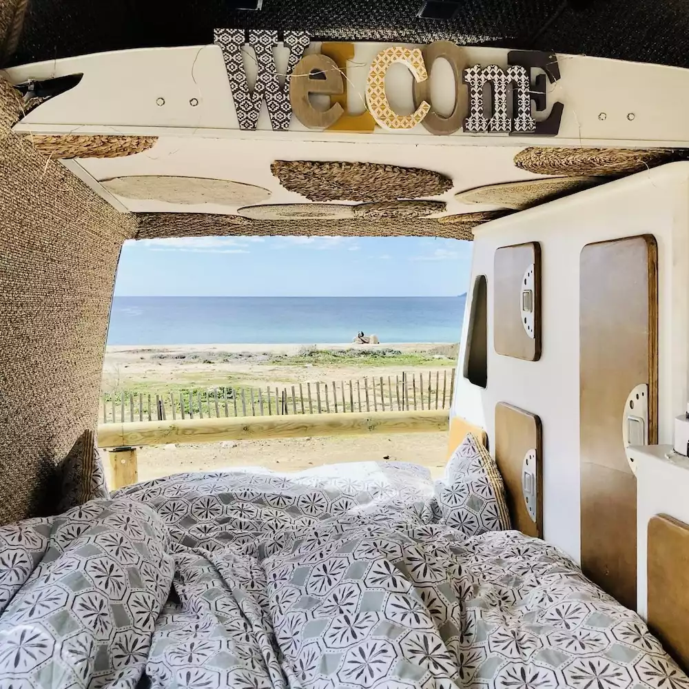 I PICCULI COMBI - Interieur - Location Vans Aménagés Vintage Corse Vue Intérieure Van Aménagé - I Picculi Combi - Location vans aménagés en Corse