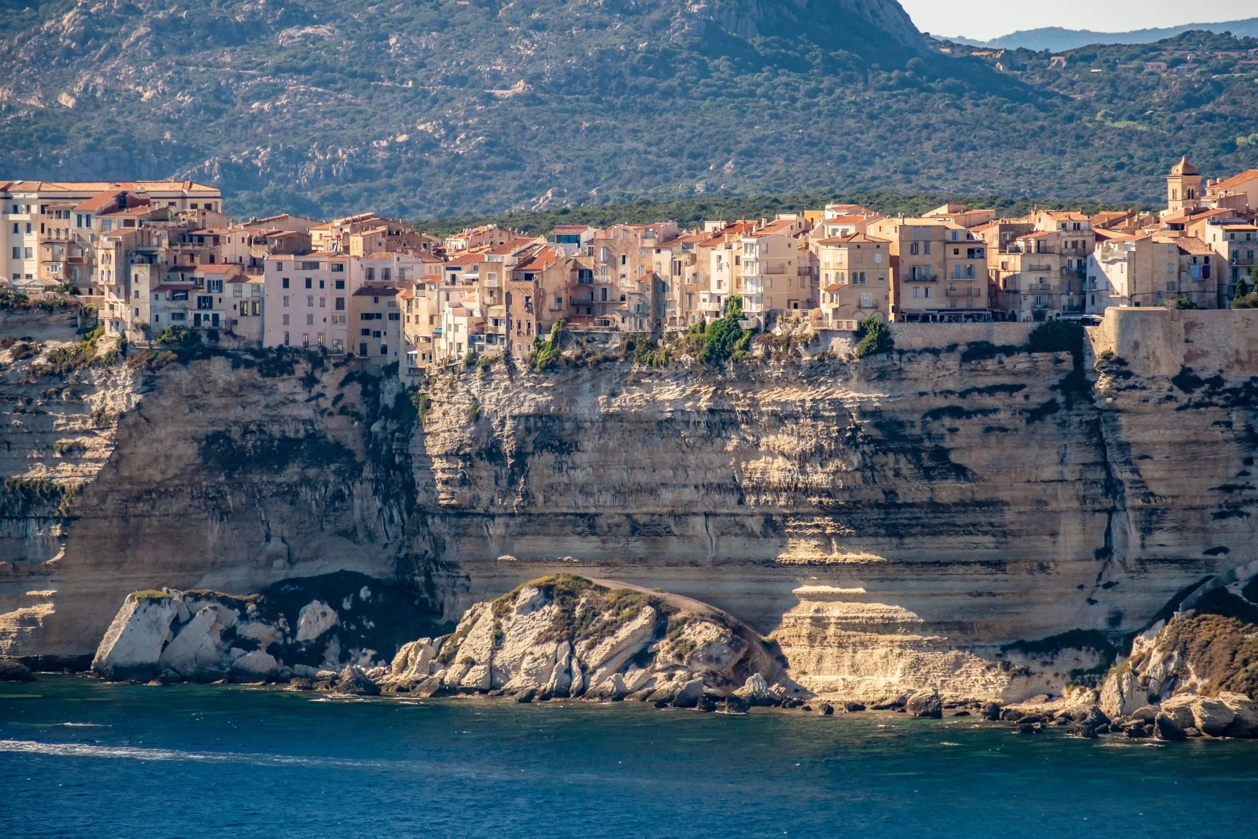 Bonifacio en Corse avec ses falaises, son village et la mer Méditerranée