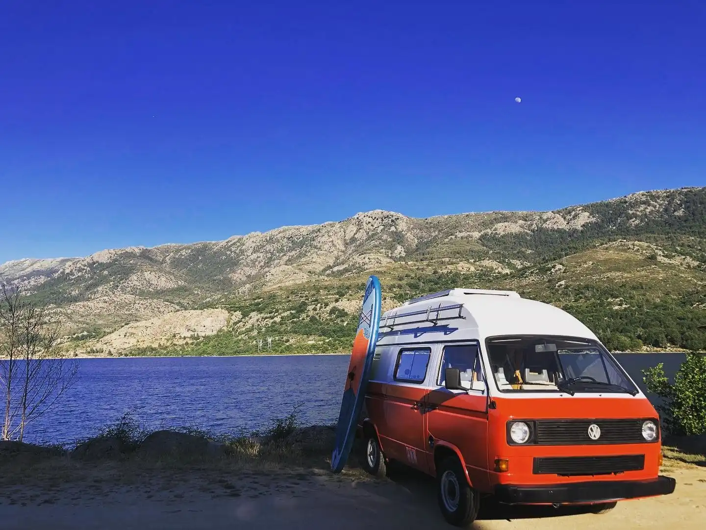 Combi Volkswagen vintage au bord d'un lac en Corse