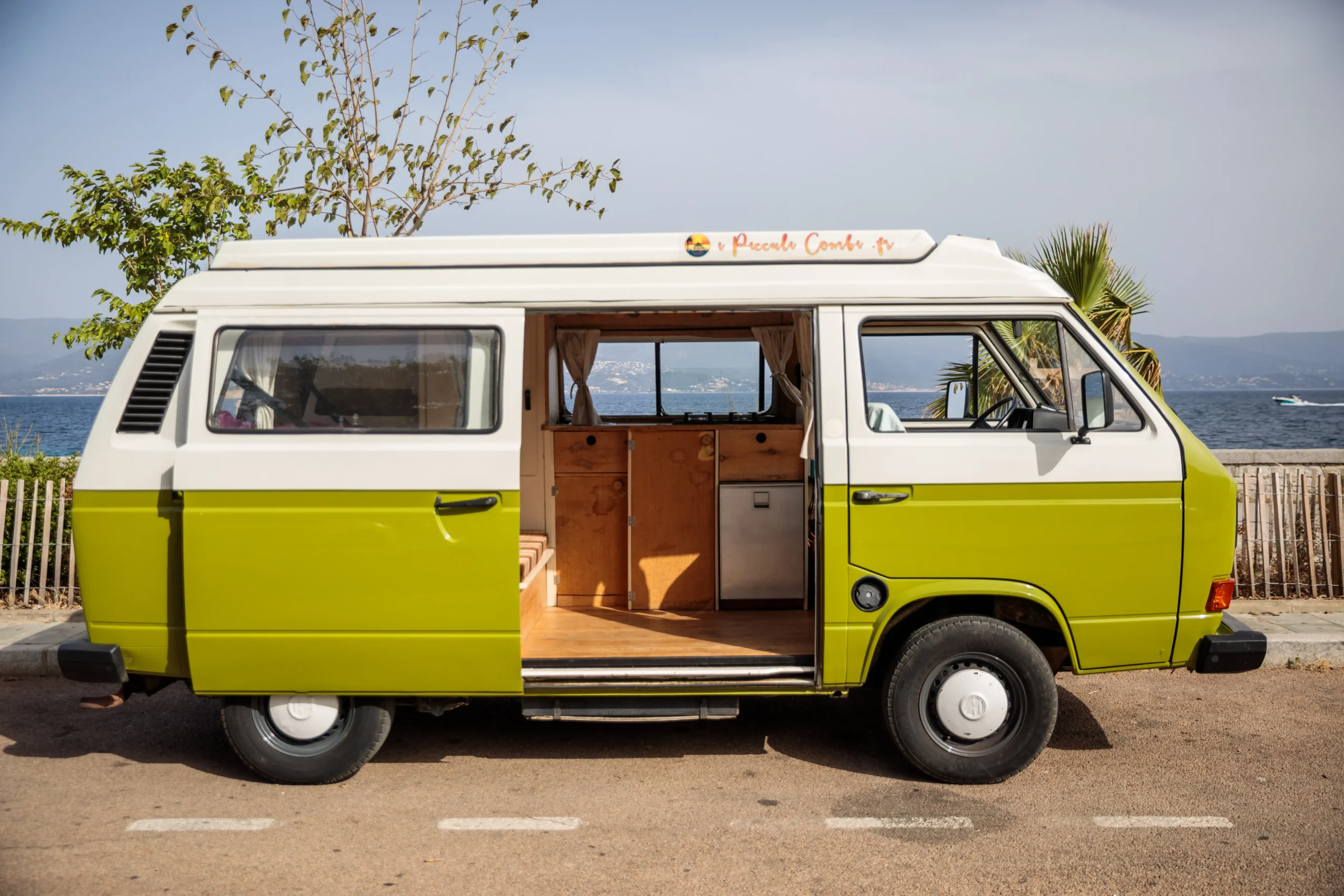 Combi Volkswagen T3 aménagé au bord de la mer en Corse