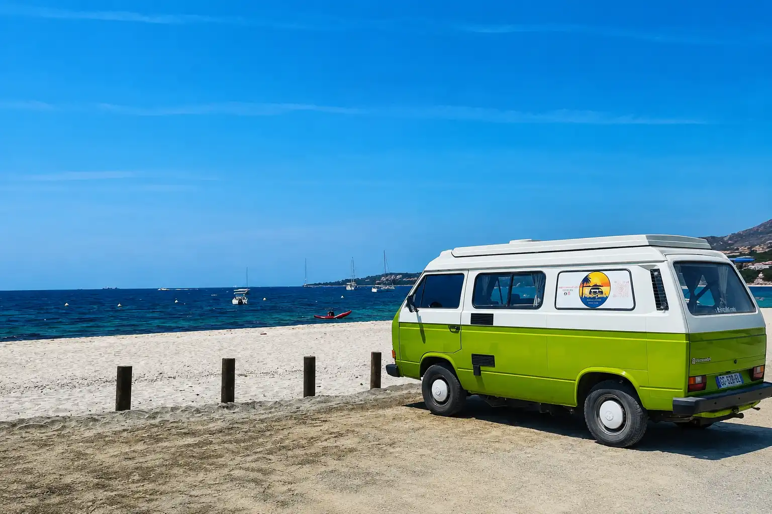 Combi Volkswagen T3 aménagé sur une plage en Corse
