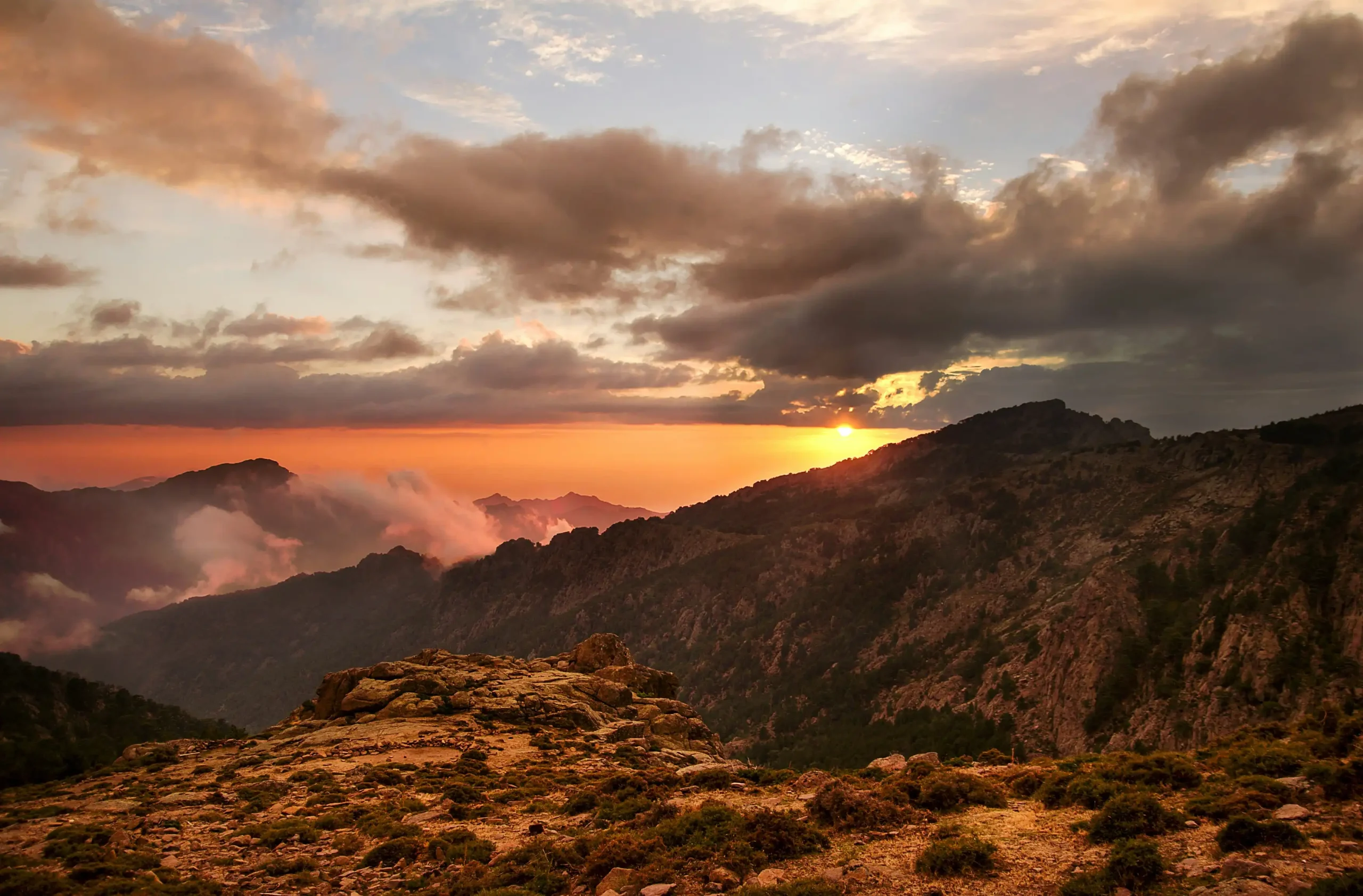 Coucher de soleil sur les montagnes corses lors d’un road trip en Corse