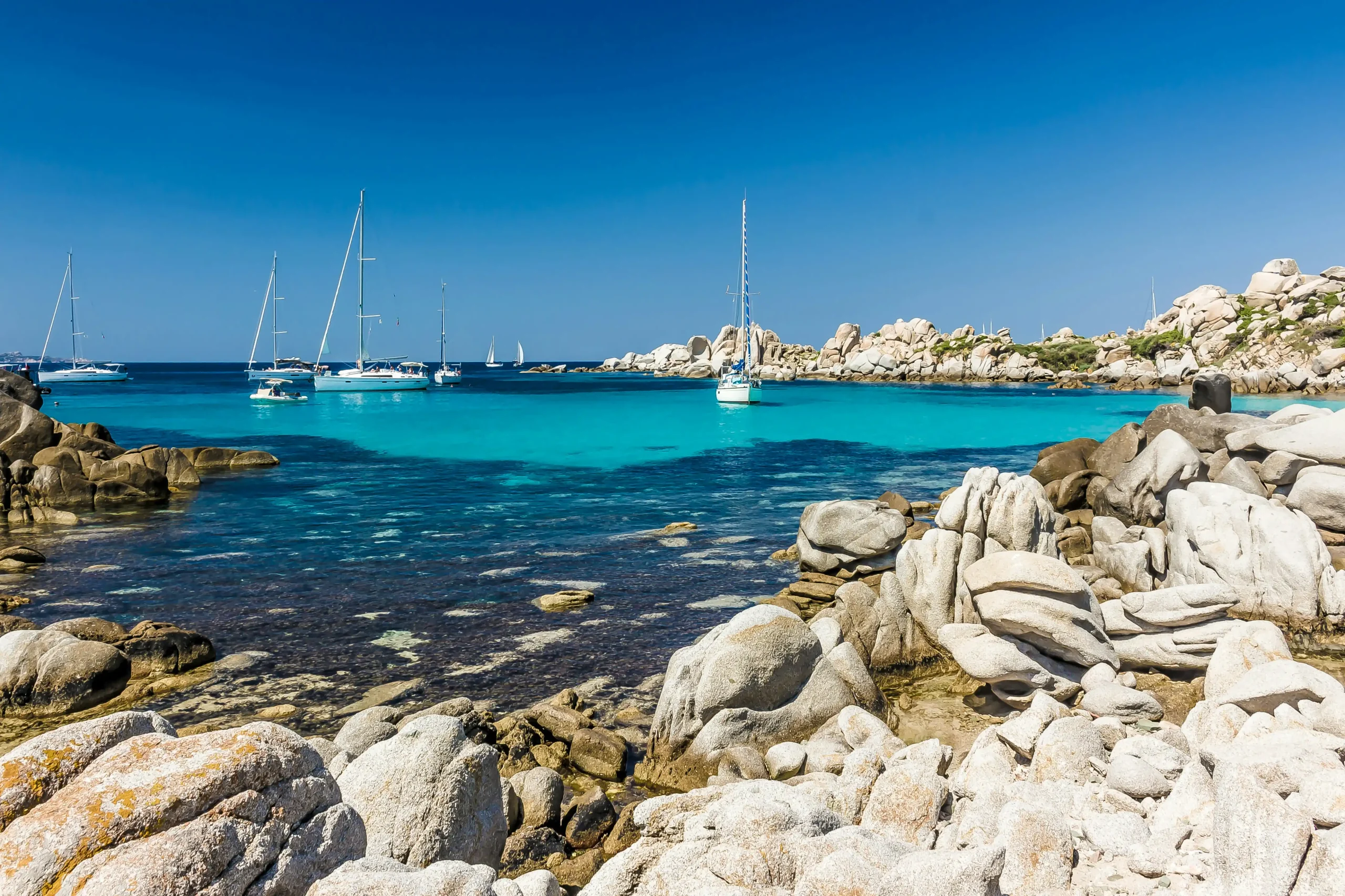 Îles Lavezzi en Corse avec bateaux et eau turquoise