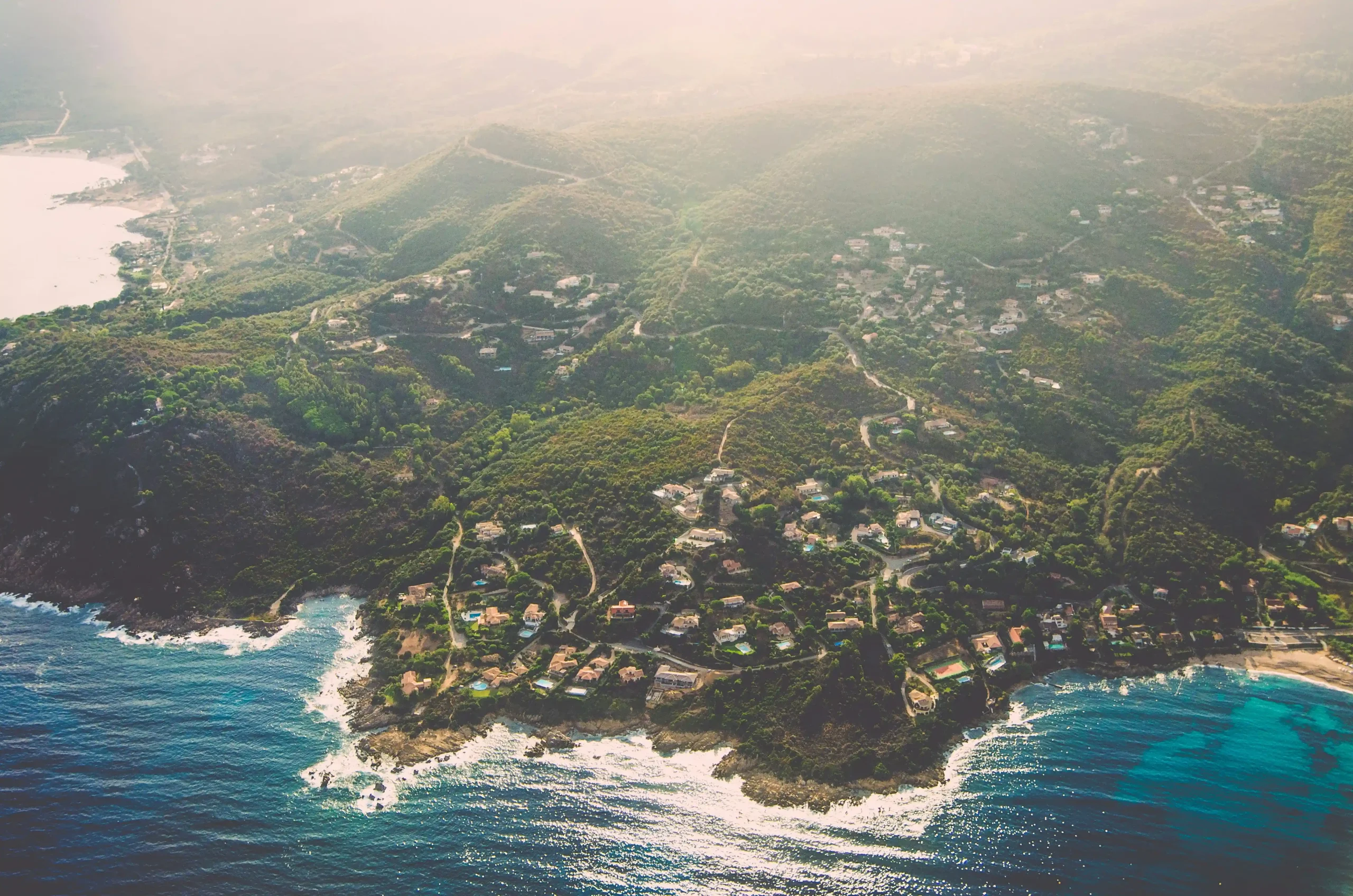 Vue aérienne de la côte et des paysages de Corse
