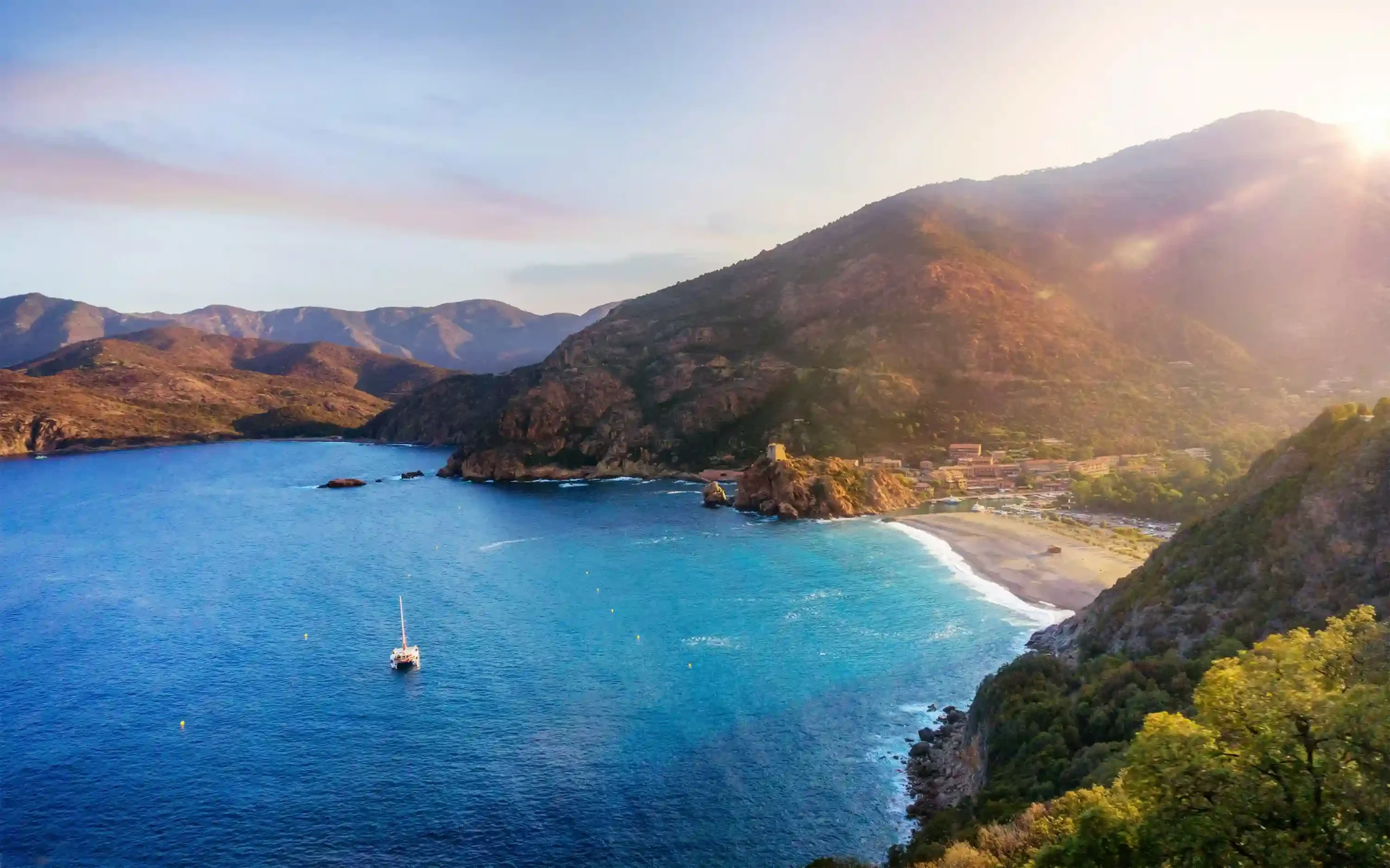 Baie de Porto en Corse avec plage, mer turquoise et montagnes