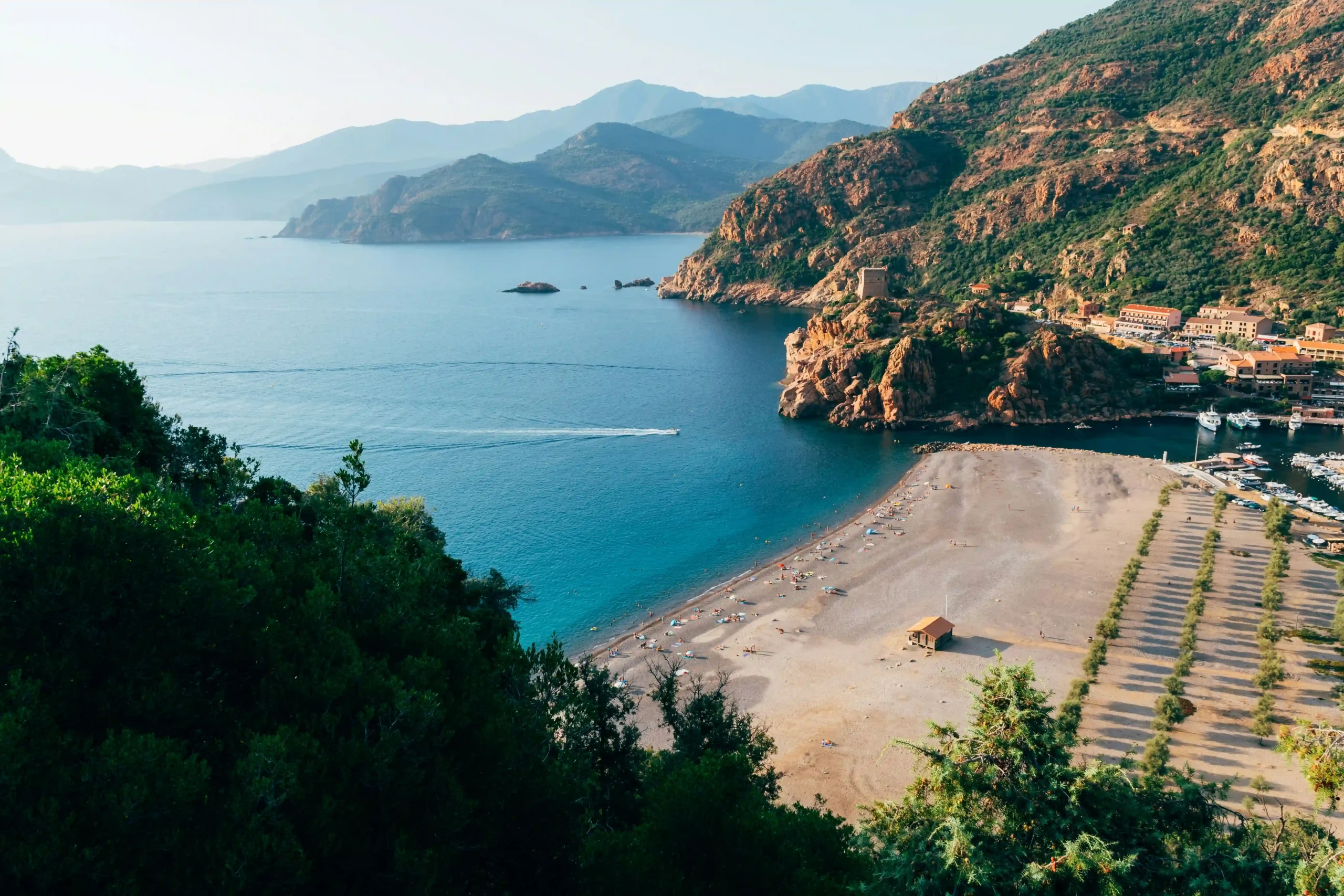 Baie de Porto en Corse avec plage, mer turquoise et montagnes