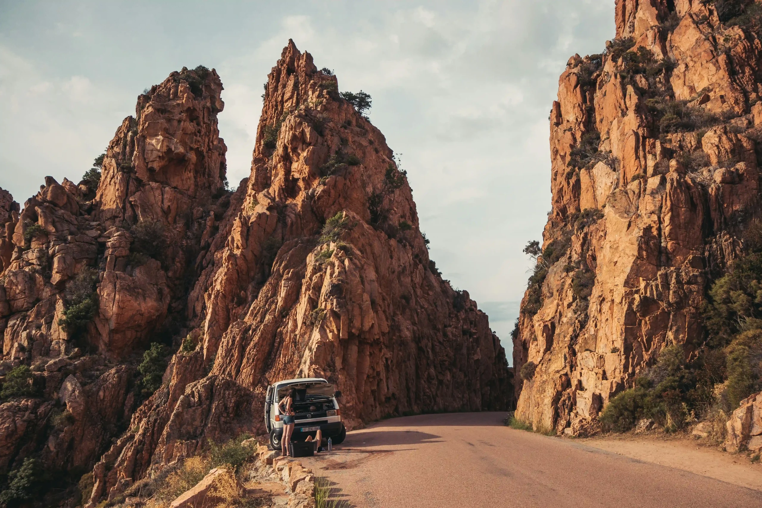 Route des Calanques de Piana en Corse avec un van aménagé