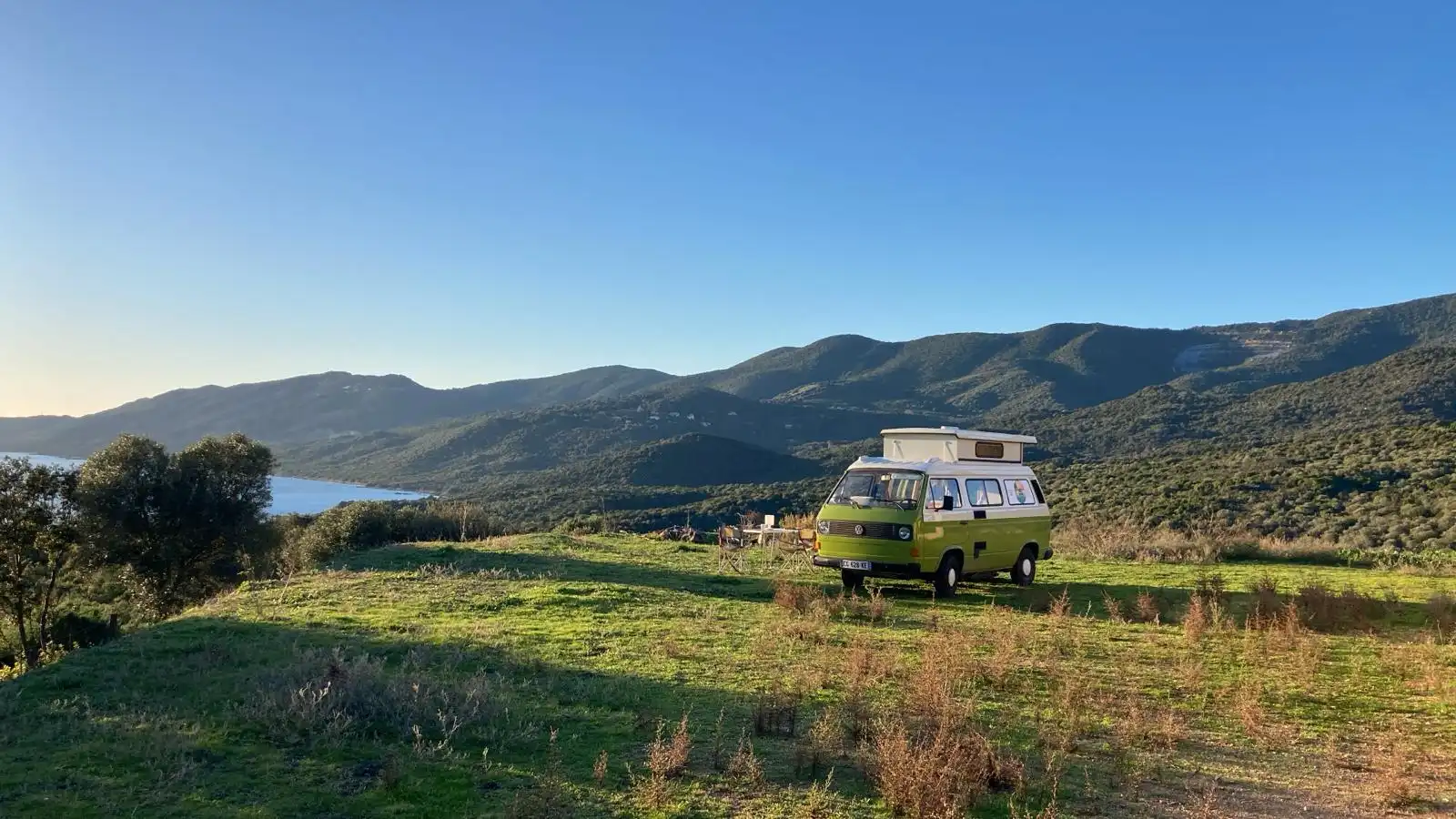 Van aménagé en Corse face aux montagnes et à la mer